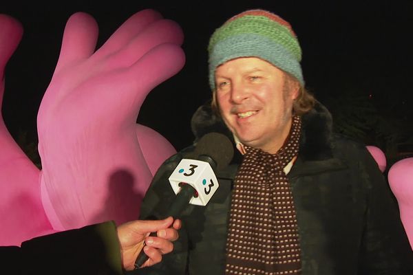 Philippe Katerine devant ses œuvres, les Mignons de a Rose Family, le nom de son installation