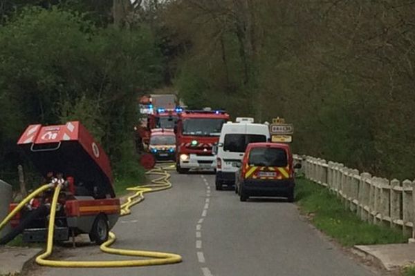 Le dispositif des pompiers à proximité de la maison incendiée. 