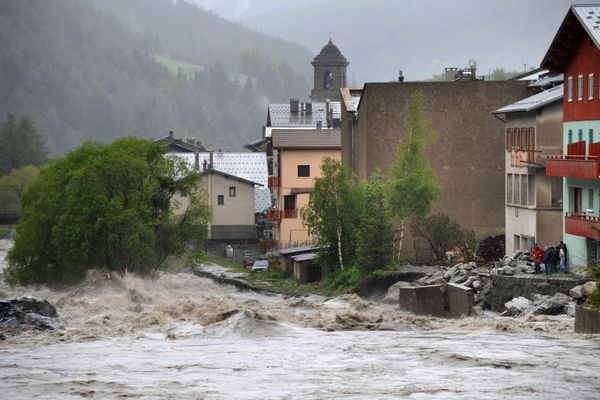 Archives. La rivière Arc qui s'écoule dans la vallée de la Maurienne connait régulièrement des crues importantes, comme ici en 2008 à Lanslebourg.