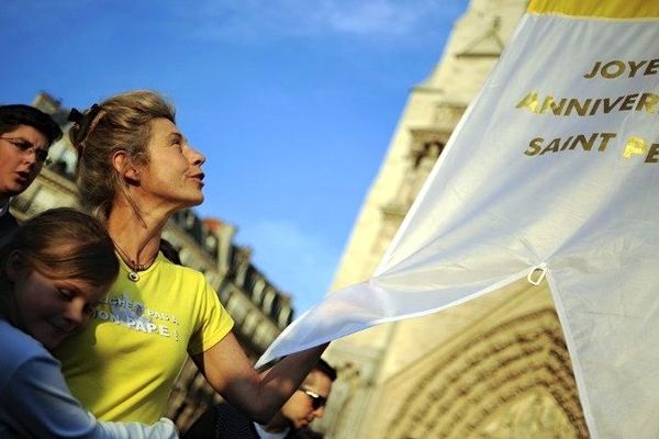 Des personnes participent à une manifestation de soutien au pape Benoît XVI, baptisée "Benoithon", organisée par l'humoriste Frigide Barjot (3è G) sur le parvis de Notre-Dame de Paris, le 19 avril 2009 à Paris