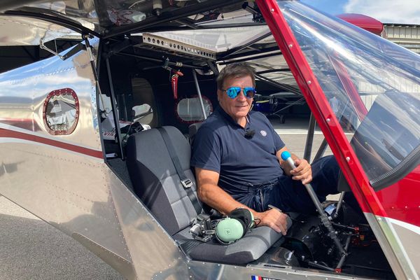 Devenu paraplégique suite à un accident de ski, Yves Mathelin vient d’adapter un ULM pour pouvoir piloter seul un avion ULM, à l'aide de l’entreprise G1 Aviation basée dans les Hautes-Alpes.