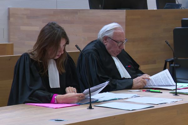 Les avocats du proviseur, juste avant l'audience, lors du procès d'un internaute pour "provocation à commettre un crime".