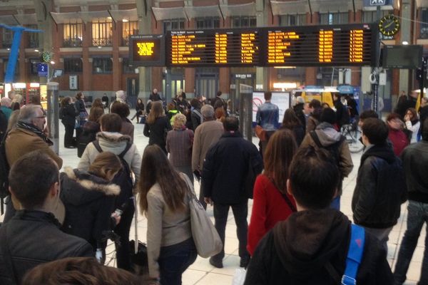 Les voyageurs patientent en Gare Lille-Flandres