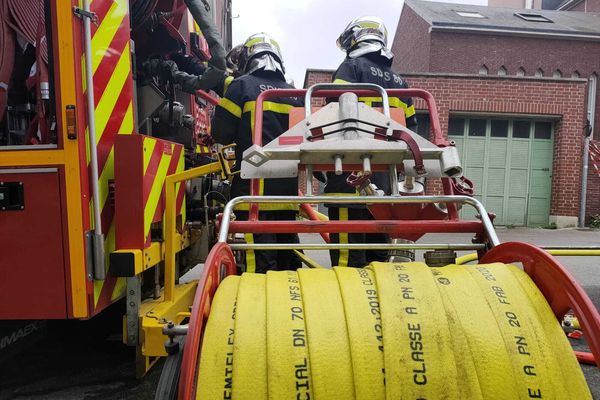 19 pompiers ont été mobilisés pour éteindre un incendie sur le parking d'un garage dans l'Aveyron.