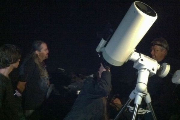 Les membres de la Société Astronomique de Bourgogne, en pleine observation du phénomène, sur le plateau de Corcelles-lès-Monts (Côte-d'Or)