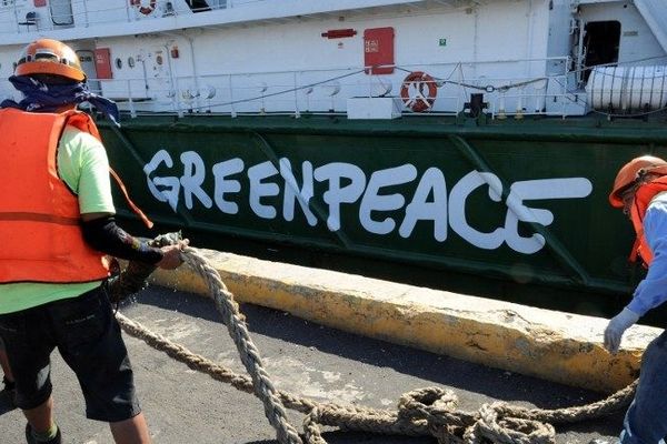 Un bateau de Greenpeace Archives