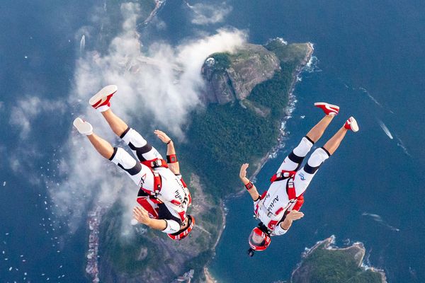 Greg Crozier et Karine Joly effectuent des sauts dans le monde entier, ici à Brésil.