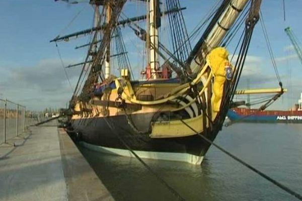 L'Hermione, dans le port de commerce de Rochefort.