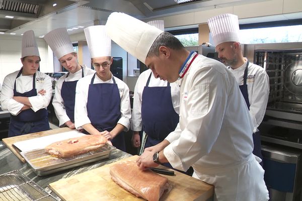 Sur le campus de Groisy, en Haute-Savoie, on prépare depuis deux jours un dîner de gala autour de ce plat emblématique de la cuisine française, qu'est le pot-au-feu. Il est servi ce 19 novembre 2024 à Guillaume Gomez, ancien Chef de l'Élysée et ambassadeur de la gastronomie française.