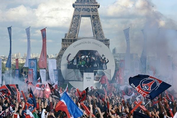 Les joueurs du Paris Saint-Germain ne sont restés que quelques minutes sur le parvis du Trocadéro, le temps de brandir le trophée devant des milliers de supporters "pour la photo", avant que la fête ne soit interrompue par des ultras. 