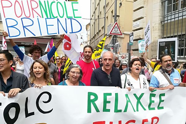 La faucheuse de chaise Nicole Briend, soutenue par l'ex-candidat à la présidentielle Philippe Poutou.