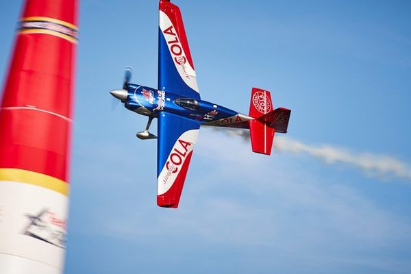 Les avions slalomeront entre des pylônes de 25m gonflés d'air.