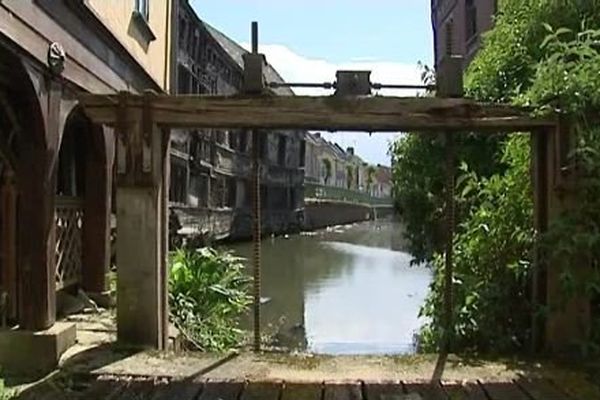 Le vieux bâtiment était voué à la décrépitude, heureusement : la roue tourne.