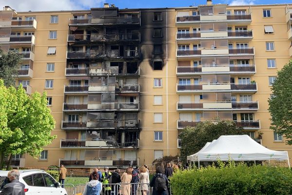 Spectaculaire incendie à Sainte-Foy-lès-Lyon : 11 blessés légers. Ce vendredi matin (7 mai 2021), la façade de l'immeuble du boulevard des provines porte les traces du sinistre