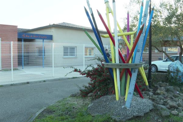 Le parvis de l'école primaire de Saint-Florent-sur-Auzonnet (Gard) où a lieu la violente altercation entre les parents d'une elève.