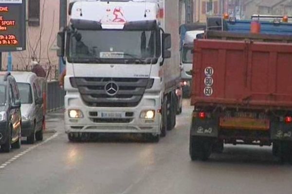 Le centre ville de Port-sur-Saône : Envahi par les poids lourds