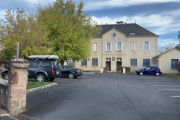 Justine Vayrac avait un logement municipal au-dessus de l'école du village de Tauriac dans le Lot. Un corps a été retrouvé à Beynat en Corrèze. Son village est sous le choc.