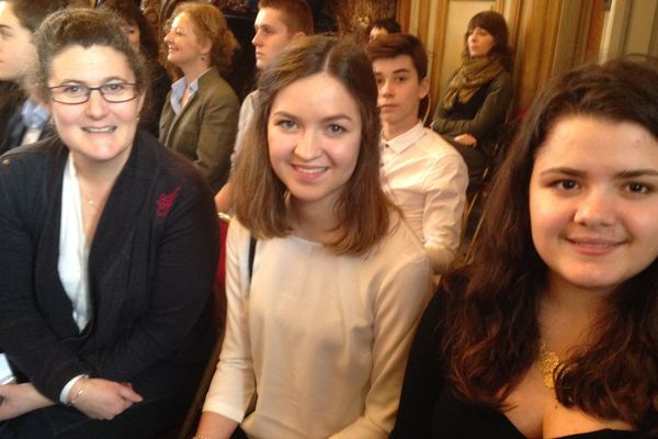 Ines Helou (Professeur au Lycée Aristide Briand à Saint Nazaire), Elissa Andre (lauréate lycée Aristide Briand) et Nolween Arteaud-Orquin 