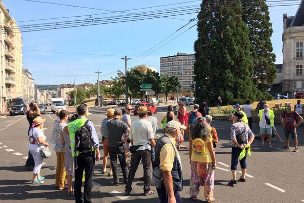 Le cortège a bloqué la circulation devant la mairie de Limoges aux alentours de 15h15