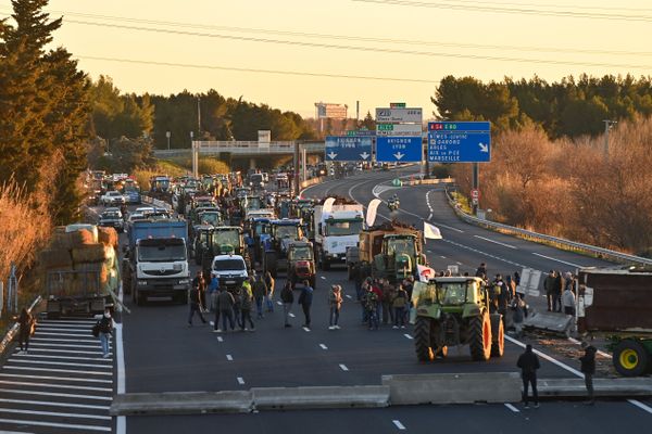 Manifestation de plusieurs centaines d'agriculteurs à Nîmes sur l'A9.