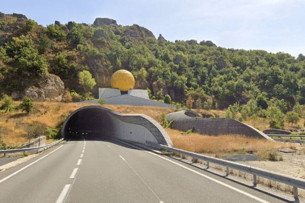 Hérault - la sortie nord du tunnel de l'Escalette sur l'A75 - archives.