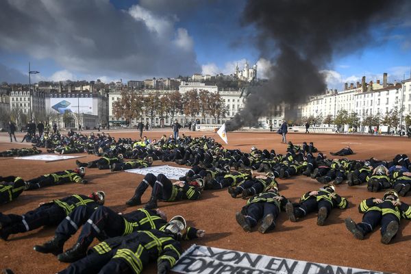 Lyon mardi 27 novembre 2018 -Place bellecour les pompiers se sont étendus au sol en symbole de leur fatigue 