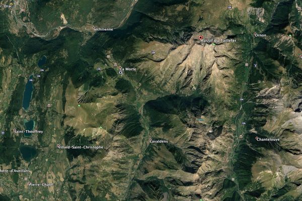 Le massif du Taillefer est situé en Isère, il culmine à 2 857.