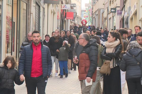 Les rues commerçantes de Limoges ont connu une grande affluence ce dimanche où les magasins sont ouverts.