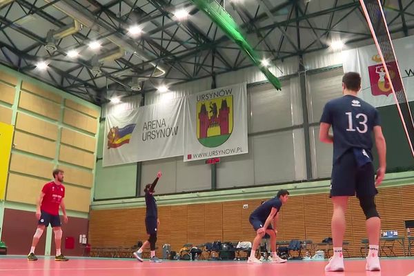 Les volleyeurs du SNVBA découvre la salle dans laquelle ils affronteront ce mercredi 13 décembre les Polonais du Projekt Varsovie en match aller du 8ᵉ de finale de la coupe d'Europe.