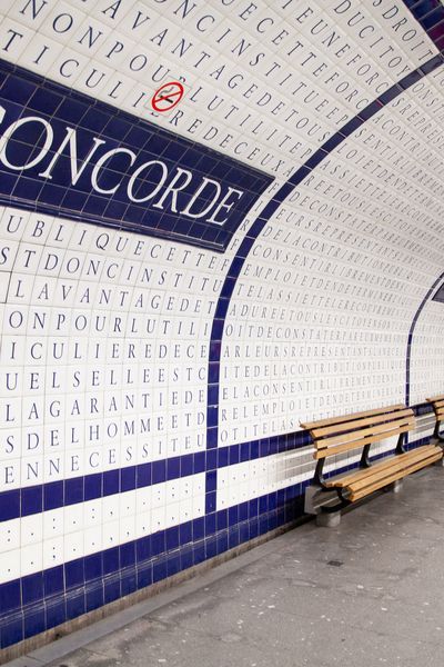 Les murs de la station Concorde sont recouverts de lettres