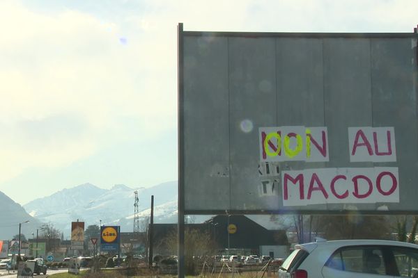 C'est au niveau de cette zone commerciale que la polémique à Pouzac (Hautes-Pyrénées) enfle concernant l'installation d'un McDonald's.