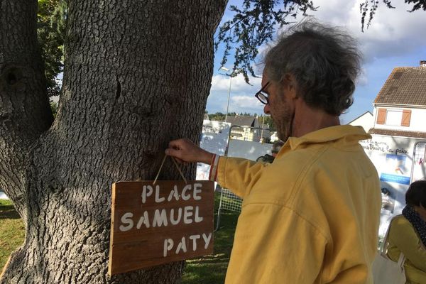 Un collectif a renommé une place fictive au nom de Samuel Paty pour lui rendre hommage hommage, à Vire dans le Calvados, le 16 octobre 2021.