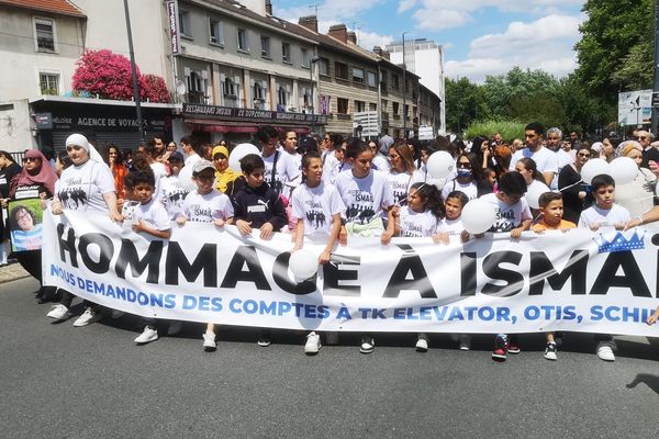 La marche blanche a réuni une centaine de participants.