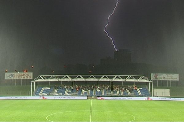 La foudre s'est abattue tout près du Stade Gabriel-Montpied. Le match a été interrompu durant 40 minutes.