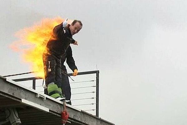 Yoni Roch a enflammé sa combinaison spéciale juste avant de sauter