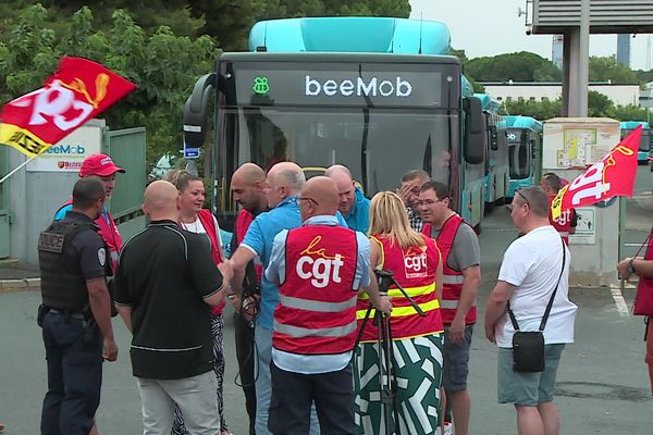 Nouveau mouvement social à Vectalia Béziers. Ce samedi 6, une cinquantaine de grévistes ont fortement perturbé le service des transports en commun de l'agglomération biterroise. Ils dénoncent des conditions de travail qui se dégradent, notamment avec la nouvelle organisation des transports mise en place pour cet été. Un nouveau mouvement est prévu samedi 13 juillet.