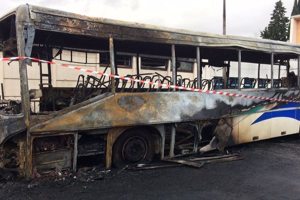 L'autocar ravagé par les flammes rue Jeanne Marvig à Toulouse. 