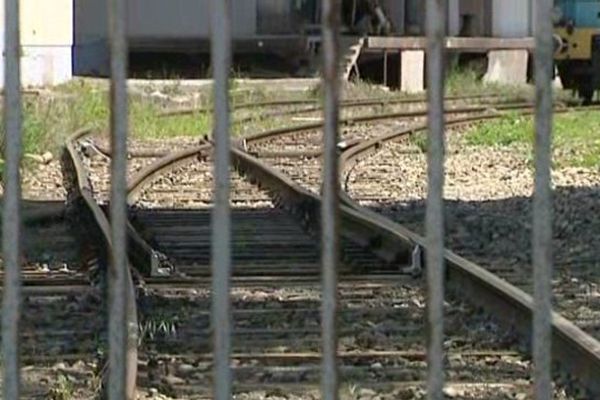 La voie de Chemin de fer à proximité de l'ancien camp d'internement de Pithiviers (Loiret)