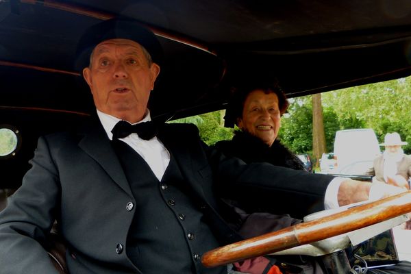 Claude et Paulette au volant de leur Unic de 1918... Respect messieurs dames 