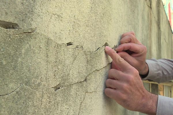 Les fissures les plus caractéristiques sont les fissures en escalier à cause de la sécheresse.