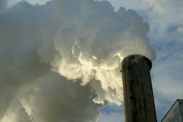 Le panache de vapeur d'eau de la centrale Émile Huchet