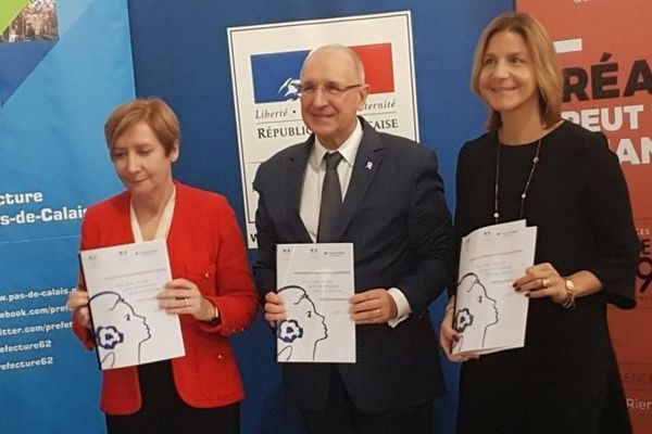 Marie-Suzanne LE QUEAU, Procureure Générale près la Cour d’Appel de Douai, Fabien SUDRY, préfet du Pas-de-Calais et Caroline MATRAT, conseillère départementale, ont présenté et signé le Plan cadre de lutte contre les violences faites aux femmes 2019-2022.