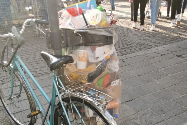 Une poubelle de Grenoble, lors d'un week-end de 2021.