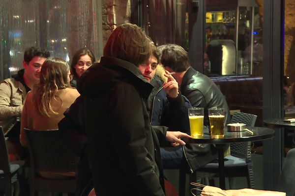 Dans les bars, dès 22 heures, la plupart des consommateurs reconnaissaient qu'il y a avait moins de monde que la veille