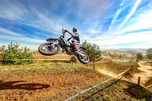 "Je détiens le record de vues sur un Réel en France pour 2024 !" se réjouit le pilote de motocross gersois, Arnaud Zoldos.