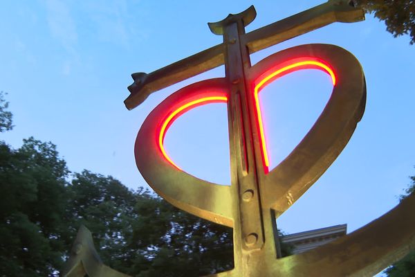 La Corix de Camargue, symbole de la charité par le coeur,  de la foi par la croix et l'espérance par l'ancre à l'honneur. Ses trois extrémités se terminent par des tridents représentant les gardians et l'âme camarguaise.