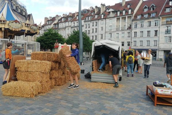 Les activistes ont installé des bottes de foin place de la Révolution dès 8 heures du matin.