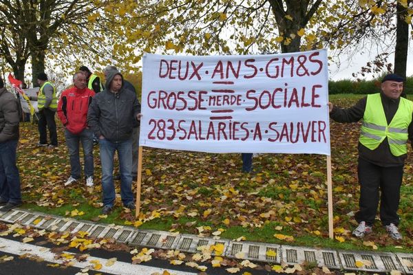 Manifestation des salariés de GM&S Industry le 17/11/16 au rond-pond de la Croisière.