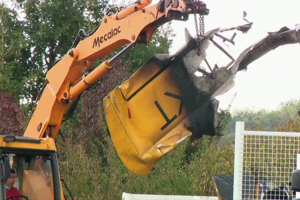 L'appareil s'est embrassé suite au crash devant un pavillon. Une fois l'incendie maitrisé, il ne restait plus grand chose du Pottier P180S.