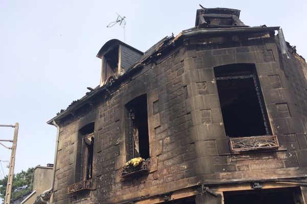 La façade d'une maison, détruite par les flammes à Plounez.